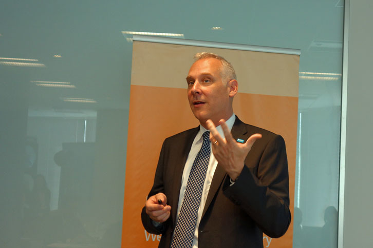 BASFジャパン コーティングス事業部 執行役員のトーマス・グミュール氏は、BASFの事業内容について説明した。