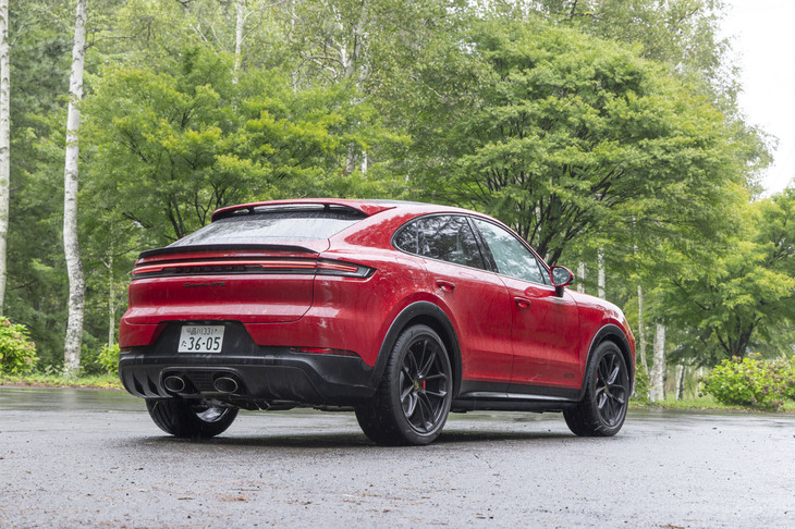 最新の「GTS」ではホイールアーチやウィンドウトリムなどがブラックでコーディネートされる。いずれも改良前はボディー同色仕上げだった。