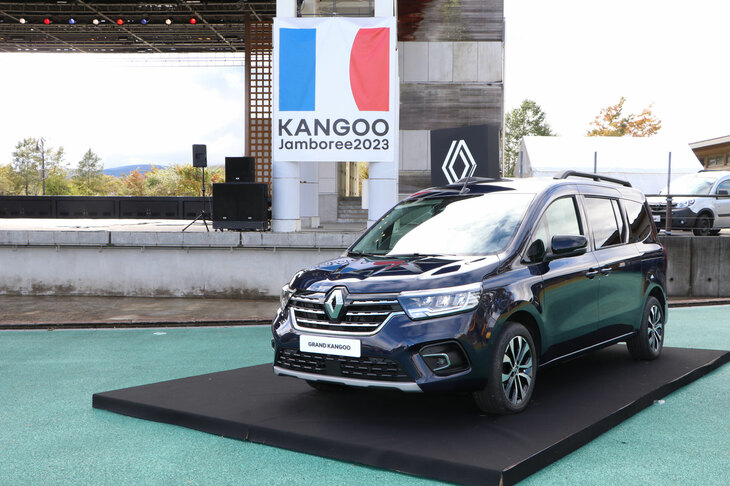 アンベール後は、ステージ前に展示された「グラン カングー」。導入予告がされたこともあり、多くの来場者が鑑賞や撮影を楽しんでいた。きっと帰り道の車内は、グラン カングーへのアップグレードはあり？　それともなし？　そんな話題で盛り上がったことだろう。