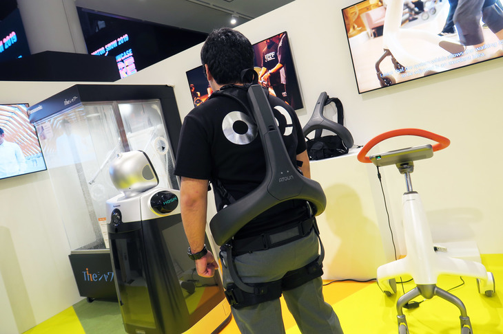 こちらはパナソニックの「パワードウェア」。センサーが腰の動きを検知し、モーターの力で重量物を持ち上げるときにかかる腰への負担を軽減するというシロモノだ。腰痛持ちのあのカメラマンに、紹介してあげよう。