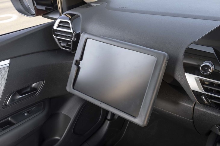 専用のアタッチメント付きケースに入れたタブレット端末を固定して操作できる。