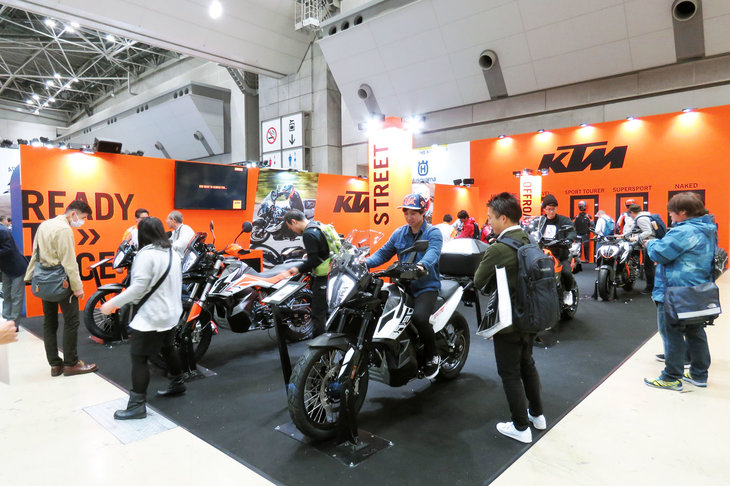 東京モーターサイクルショー2019の会場より、KTMの展示ブースの様子。