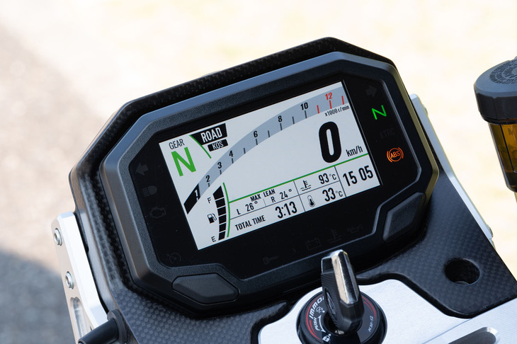 パワートレインに加え、インターフェイスや操作系にはカワサキのコンポーネントを採用。高い信頼性を確保している。