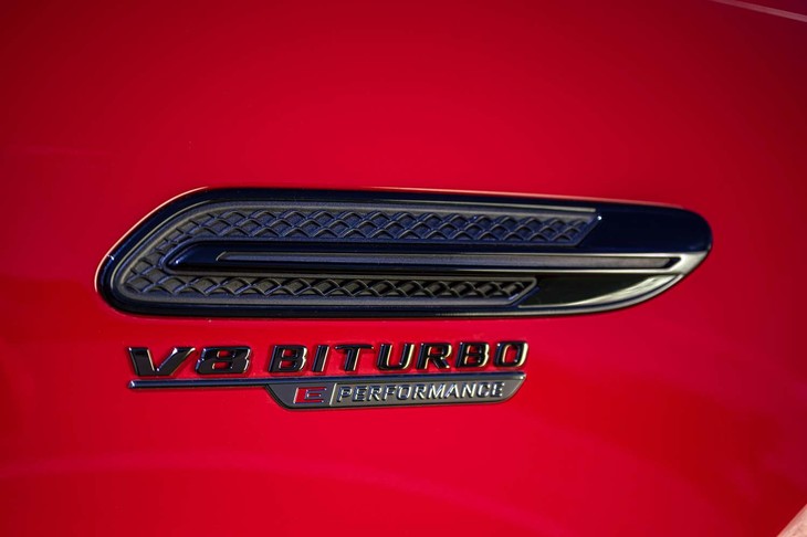 フロントフェンダー部には、「E」が赤く塗られた「E PERFORMANCE」エンブレムが添えられる。