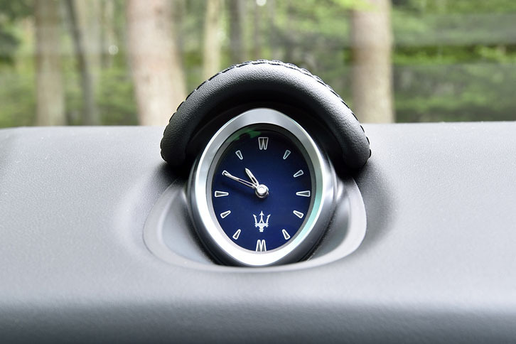 ダッシュボードの中央には、マセラティのインテリアではおなじみのオーバルクロックが備わる。