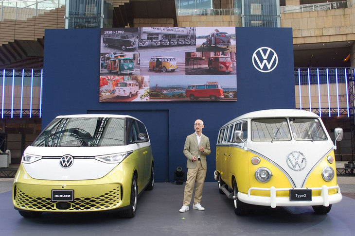 「ID.Buzz」を紹介するフォルクスワーゲン ジャパンのプロダクトマネジメントシニアマネージャー、沢村武史氏。