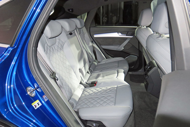 アウディQ5スポーツバック 1st edition（リアシート）