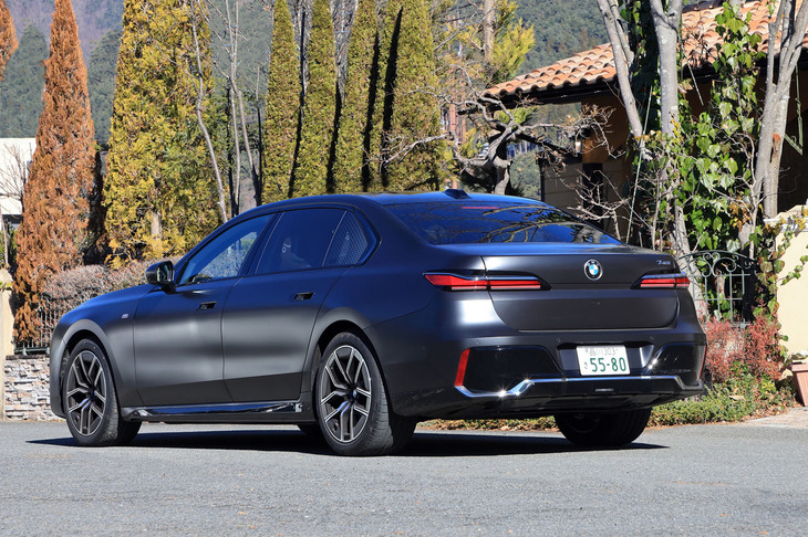 2022年4月に世界初公開、同年7月に日本での販売が開始された新型「BMW 7シリーズ」。フロントまわりの意匠は既存のモデルから刷新されているが、リアから見た姿は、やはりBMWのセダンそのものだ。