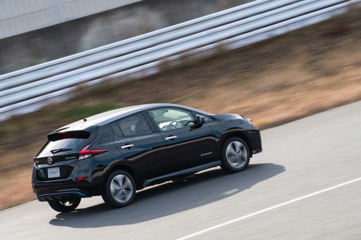 ブレーキ回生の量は標準車と同じだが、「e-Pedal」（回生と油圧ブレーキを併用）の制御については車重に合わせて最適化されている。