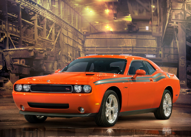 2008年「ダッジ・チャレンジャーR/T」。初代をモチーフにして登場した3代目にして現行となるチャレンジャー。ボンネットが高いため、グリルが縦方向にふたつ収まるほどマスクに厚みがある。それは「M55コンセプト」も同様。
