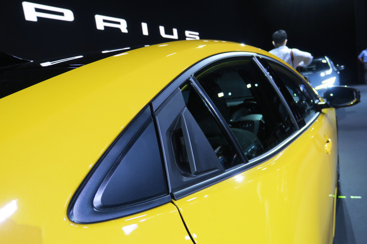 トヨタ・プリウス2.0L PHEVプロトタイプ（リアドアオープナー）