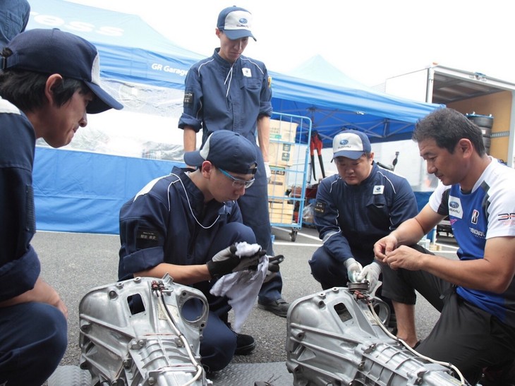 お昼ごはんを食べ終わったら予選に向けての準備です。今回は1台トランスミッションの交換があったので、全員で内容を確認しながら作業を進めていきました。
