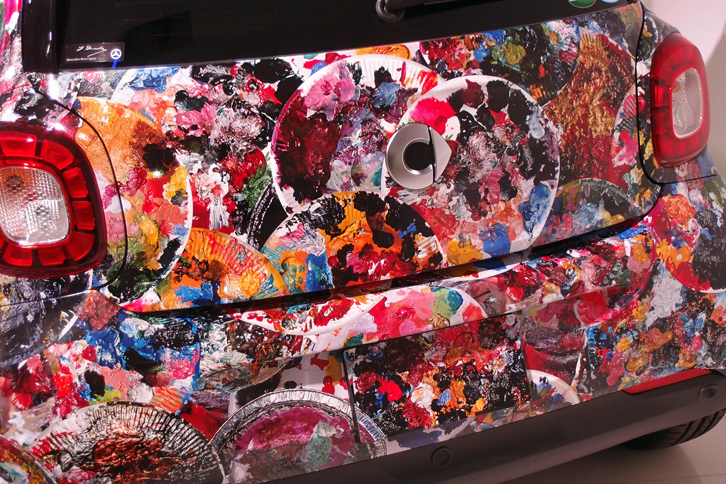 画家 横尾忠則氏の展覧会「横尾忠則 迷画感応術」に出展される、「スマート・フォーフォー」のアートカー。氏が絵画制作の際に使う“紙皿の絵画パレット”をもとにした絵柄で、ボディー全体が覆われている。