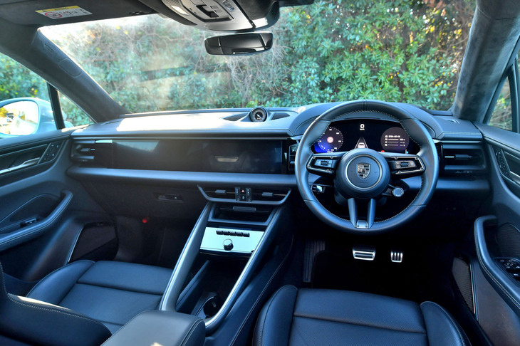 水平基調のダッシュボードと、前方に向かって高くなるセンターコンソールの組み合わせで構成される「マカン」のコックピット。最新のポルシェ各車に共通するデザインテイストは、機能性と質感にこだわるドイツ車っぽさが満点だ。