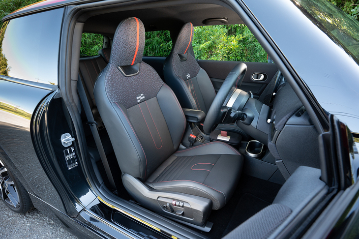 シート表皮はザラリとした質感のファブリックとベスキン（合皮）の組み合わせ。ファブリックのグラデーションパターンがカッコいい。