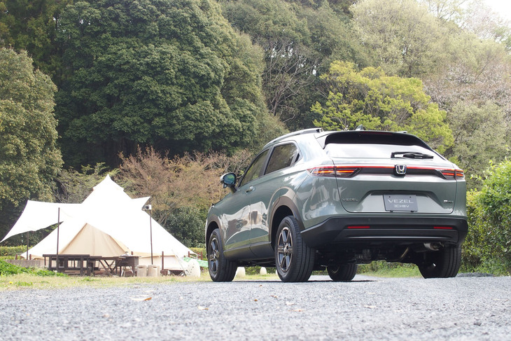 オフロードテイストを盛り込んだ「ヴェゼルe：HEV X HuNT（ハント）パッケージ」は、300万円を切る車両本体価格299万8600円（FF車）で登場した。