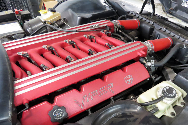 突如として不調をきたした記者の「バイパー」のエンジン。8リッターも排気量があるだけに、不機嫌なときのアピールもすごい。振動と音、臭い、盛大なアフターファイアと、運転するのが怖いレベルである。