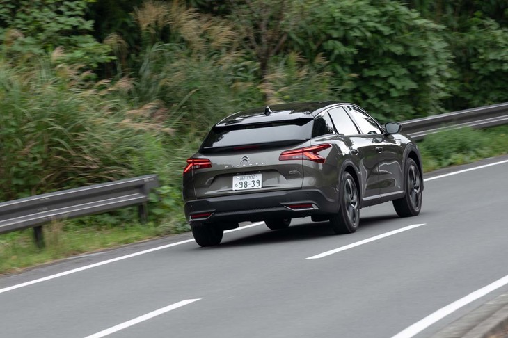 1.6リッター直4ターボエンジンは最高出力180PS、最大トルク250N・ｍを発生。変速機はアイシン製の8段AT「EAT8」が組み合わされる。