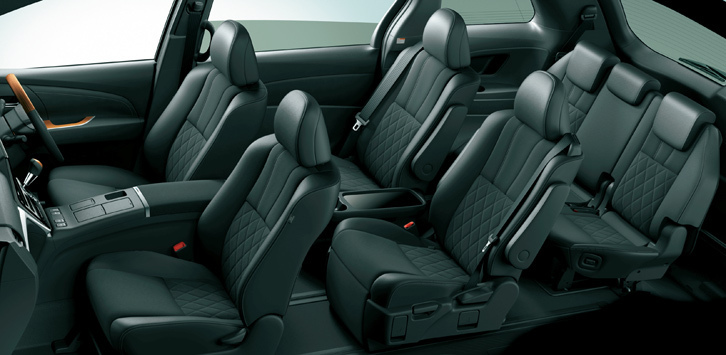 「エスティマハイブリッド アエラス プレミアムG」のシート。