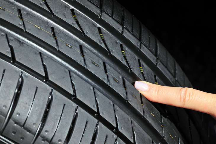 トレッドパターンでは、ワイドなものが3本、ナローなものが1本と、場所によって幅の異なる4本のグルーブ（主溝）にも注目。ウエット路面ではこのグルーブが効率的に水をかき出し、雨天時にも安定した走りを実現する。