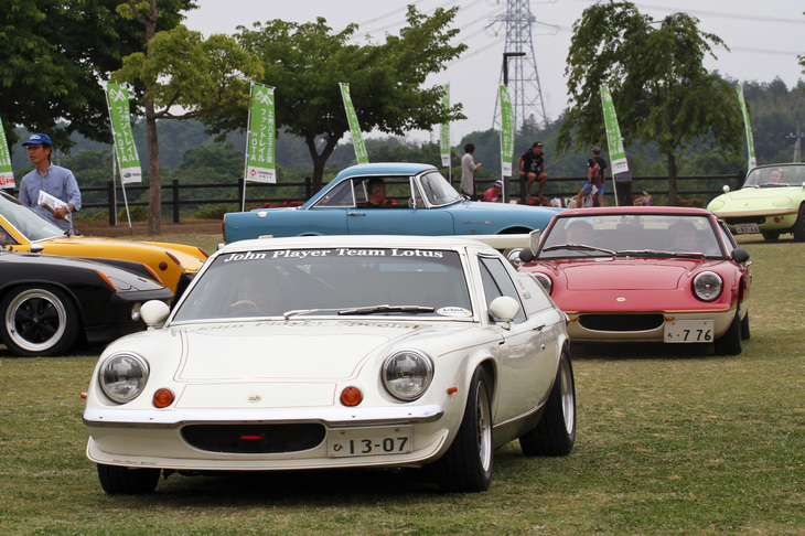 ミーティングが終了し、会場を後にしようという2台の「ロータス・ヨーロッパ」。これらもスーパーカーか？