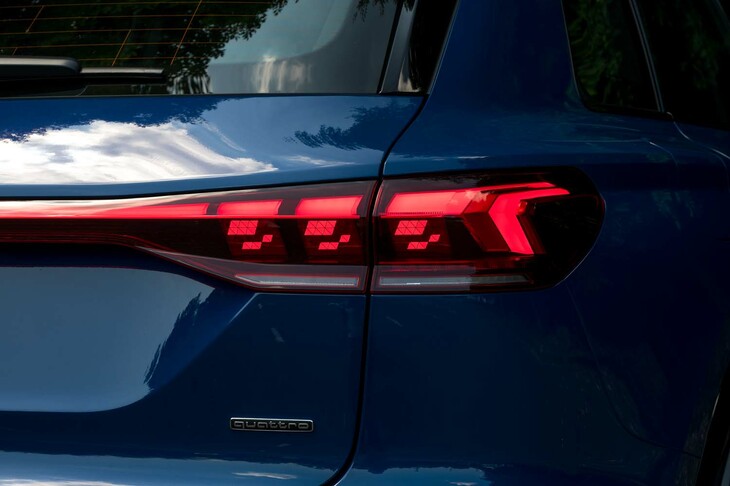 360のセグメントを持つデジタルOLEDリアライト。「ラグジュアリーパッケージ」に含まれるオプション装備で、気分に応じて光のパターンを変更できる。