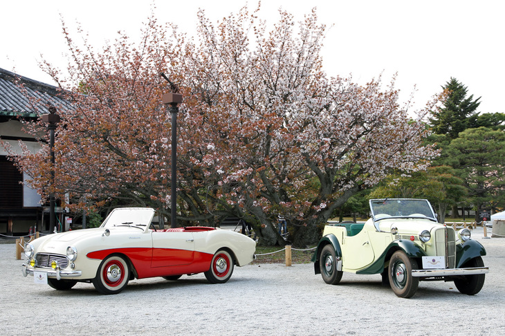 日本車代表である1952年「ダットサン・スポーツDC-3」（右）と1960年「同フェアレディ1200（SPL212）」（左）。前者は日本で初めて“スポーツ”を冠したモデルで、後者は初めて“フェアレディ”を名乗った輸出専用車。