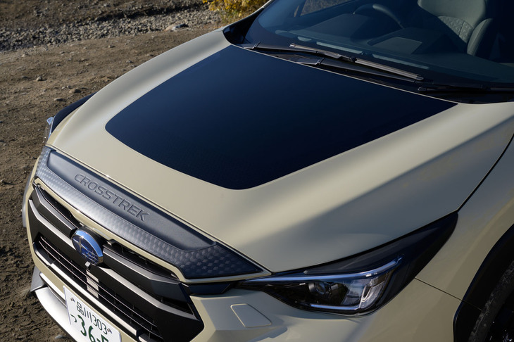 ベース車との主な違いは外装の意匠にあり、たとえばボンネットにはフードデカールを採用。車名の書かれたフロントノーズガーニッシュも目を引く。