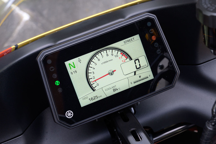 5インチのTFT液晶メーターは、専用のアナログ風タコメーターを含め、4種類の表示デザインを用意。ヤマハの専用アプリやガーミンのナビアプリに対応しており、後者をインストールした携帯端末をつなげば、画面上でナビゲーション機能も使用できる。