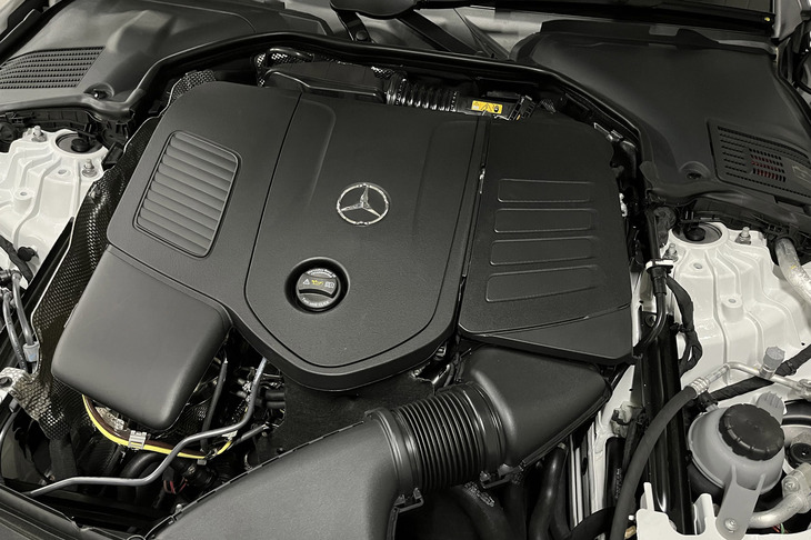 パワーユニットは最高出力204PSの2リッター4気筒ターボエンジンに、同23PSのISG（インテグレーテッド・スターター・ジェネレーター）を組み合わせたマイルドハイブリッドシステム。9段ATを介して後輪を駆動する。