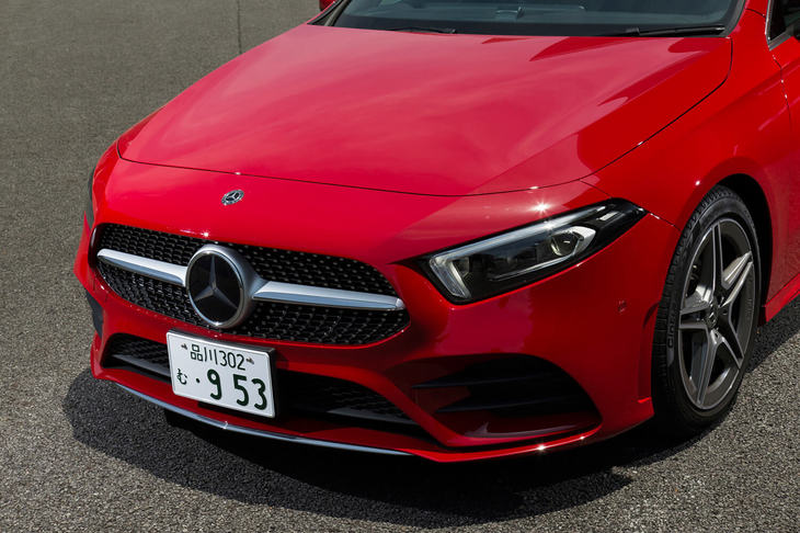 新型「CLS」以降に見られる、新世代デザインのフロントまわり。フロントスポイラーやマルチビームLEDヘッドライトは、オプションの「AMGライン」に含まれる。