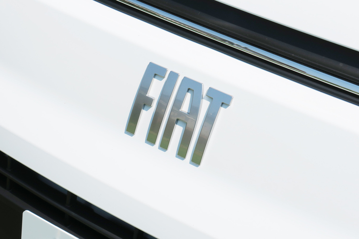 フィアット・ドブロ（「FIAT」ロゴ）