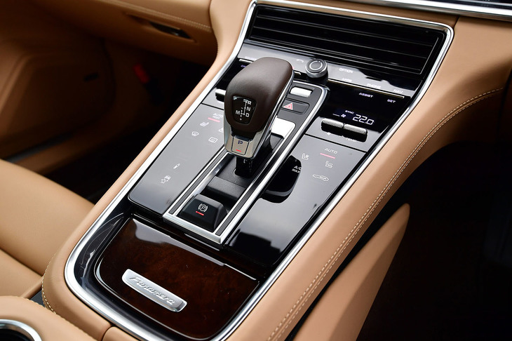 センターコンソール上の操作スイッチは多くがタッチ式。中央にはシフトセレクターが備わる。