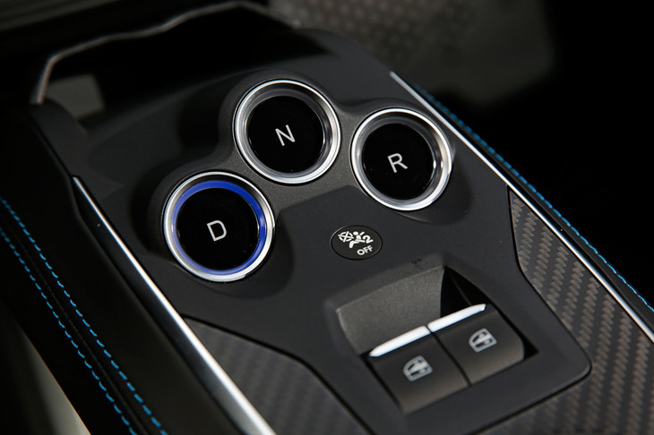 左からD／N／Rの各ポジションが並ぶシフトセレクター。DボタンはATモードとMTモードの、NボタンはN（ニュートラル）とP（パーキング）の切り替えスイッチを兼ねている。