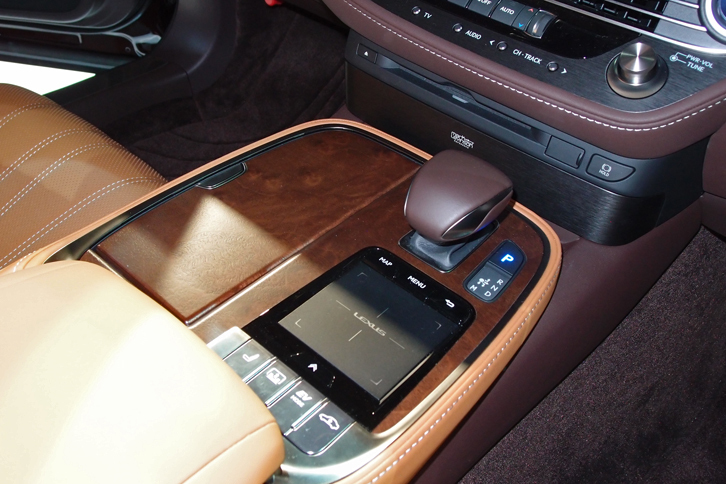 LS500h（センターコンソール）