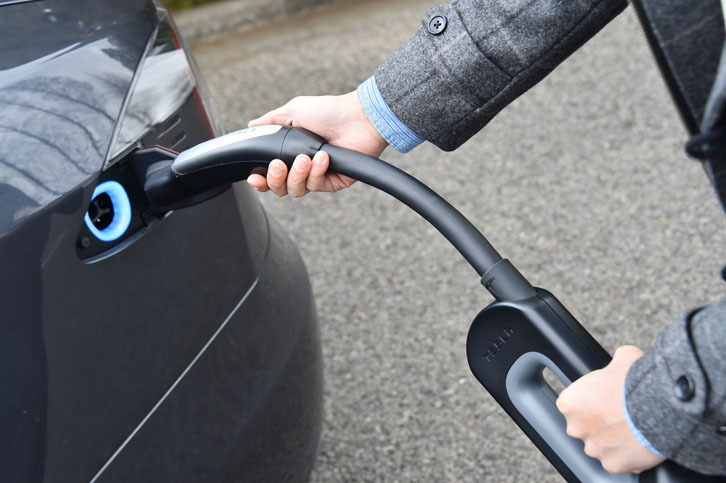 「モデルS」の給電口は、左のリアコンビランプのそばにある。専用の充電システム「スーパーチャージャー」を使えば、ほぼ空の状態からでも1時間程度で満充電にできる。