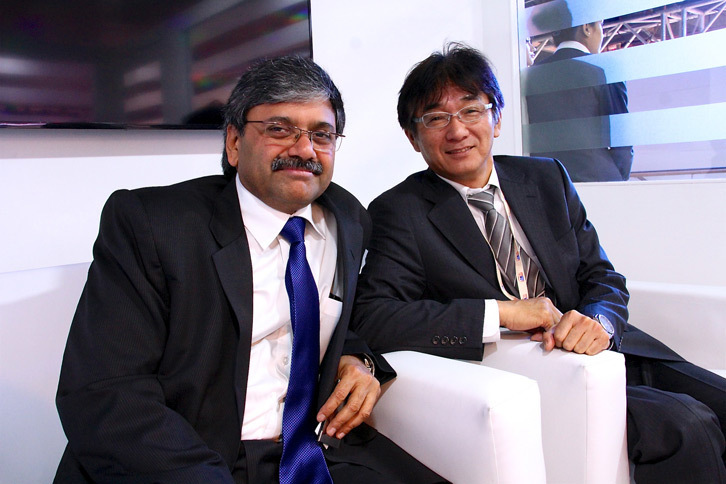 マルチ・スズキ・インディア副社長の蓮池利昭氏（写真右）。左隣は「ビターラ ブレッツァ」のチーフエンジニアを務めたラーマンさん。