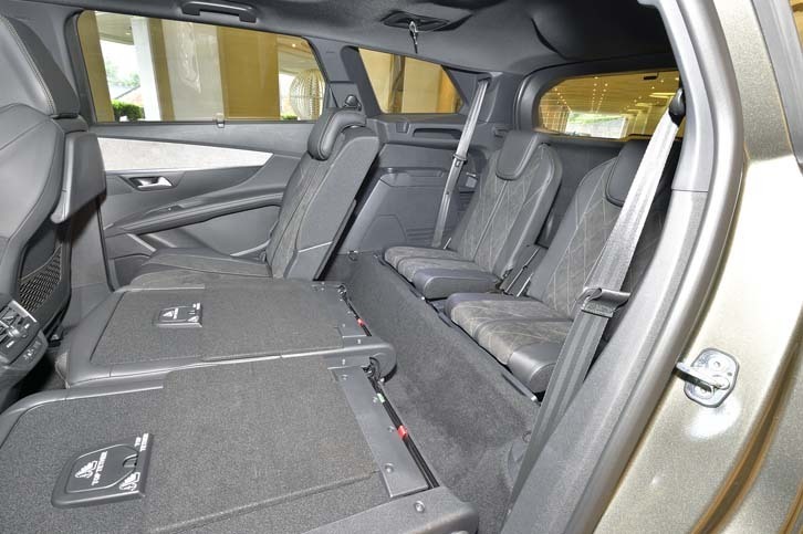 3列目シートは2人掛け。膝まわりのスペースや頭上スペースなどはそれなりで、大人が長時間を過ごすのはつらいだろう。