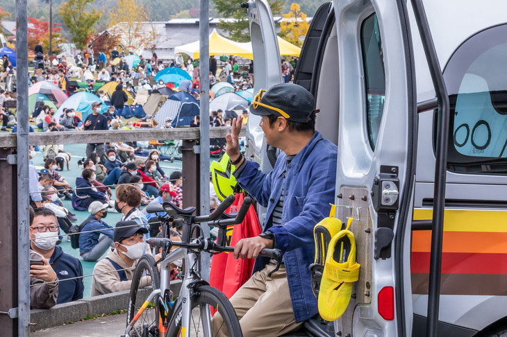 ファンの声援に応える安田大サーカスの団長安田さん。持参した「カングー」のグッズを参加者にプレゼントする様子も見受けられた。