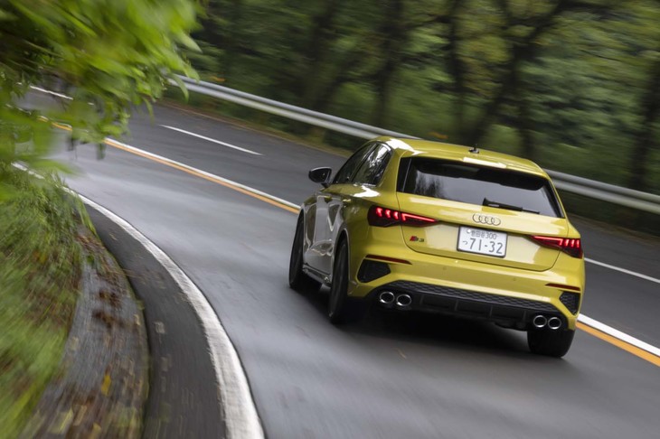 【アウディS3スポーツバック ファーストエディション】
	ボディーサイズ：全長×全幅×全高＝4350×1815×1440mm／ホイールベース：2630mm／車重：1560kg／駆動方式：4WD／エンジン：2リッター直4 DOHC 16バルブ ターボ／トランスミッション：7段AT／最高出力：310PS（228kW）/5450-6500rpm／最大トルク：400N・m（40.8kgf・m）/2000-5450rpm／タイヤ：（前）235/35R19 91Y／（後）235/35R19 91Y（ブリヂストン・ポテンザS005）／燃費：11.6km/リッター（WLTCモード）／価格：711万円
	
	【取材時の燃費データ】
	テスト距離：270.0km（市街地2：高速道路6：山岳路2）／使用燃料：27.1リッター（ハイオクガソリン）／参考燃費：10.0km/リッター（満タン法）／9.9km/リッター（車載燃費計計測値）