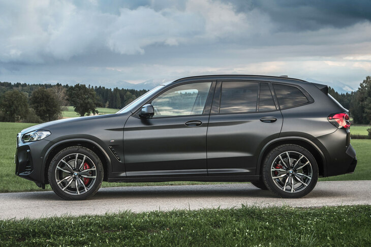 ふたたび新旧「X3」のサイドビューの比較。先代はヘッドランプとテールランプをつなぐようにキャラクターラインが走っており、またドアパネルに入る上下のラインやピークの位置などもほぼ平行。クルマの姿勢がわかりやすいデザインだった。