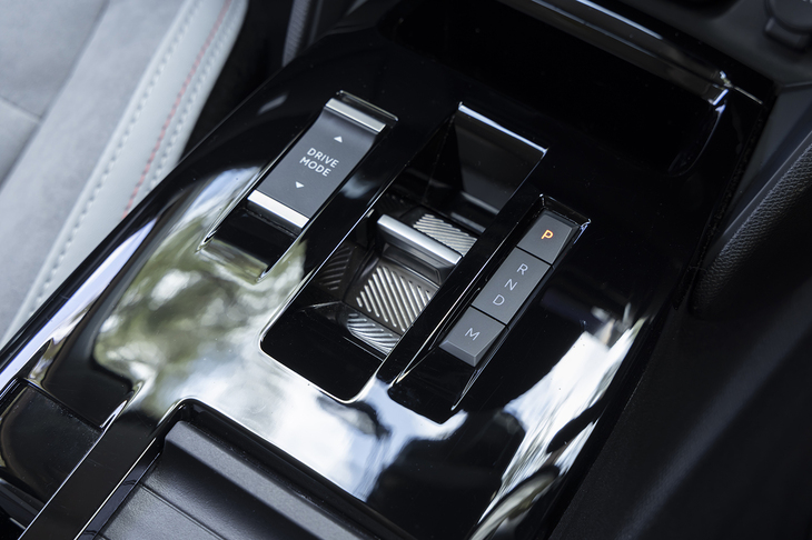 センターコンソールのデザインはマイナーチェンジ前と変わらない。今ではステランティスグループ内で広く使われるトグルスイッチ型のシフトセレクターをいち早く採用したのが「C4」だった。