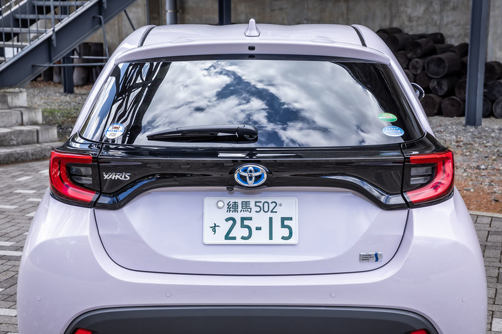 低重心・高剛性の「TNGA」プラットフォームが用いられた「ヤリス」のリアビュー。ボディー下部に行くにしたがってワイドになる、タイヤの踏ん張り感が強調されたデザインであることがわかる。