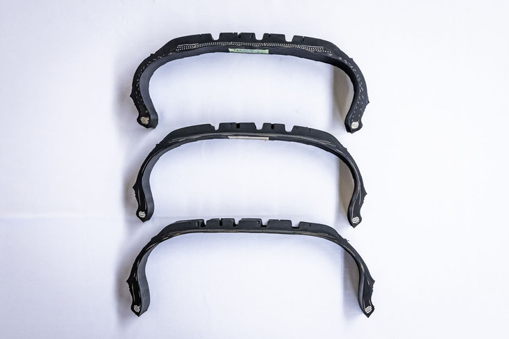 タイヤの内部構造を知ることができるカットモデル。上から順に「レグノGRV II」「レグノGR-XIIIタイプRV」そして「レグノGR-XIII」。GR-XIIIの2モデルにはブリヂストンが「EV時代の新たなプレミアム」と位置づける商品設計基盤技術「エンライトン」が用いられ、補強材や骨組みといったプラットフォームを共通化している。