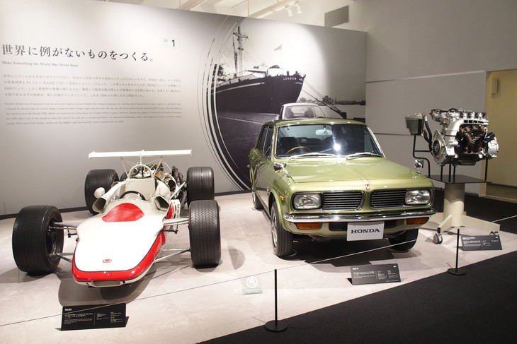 幼少期、わが家には「N360」と「ホンダ1300 99」があったなぁと思っていたら、1969年の姉妹モデル「1300 77」（写真右）が展示してありました。なんとこれ、最高出力100PSの1.3リッター空冷直4エンジンを搭載しています。空冷ですよ、空冷。