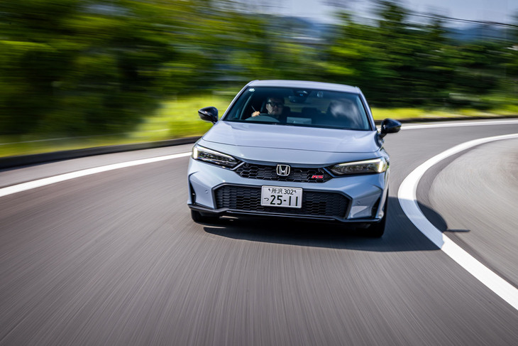 「シビックe：HEV RS」はシャシーも強化されている。ダンパーやスプリング、スタビライザーが専用パーツとなり、標準モデルに比べてロール剛性が11％アップしている。