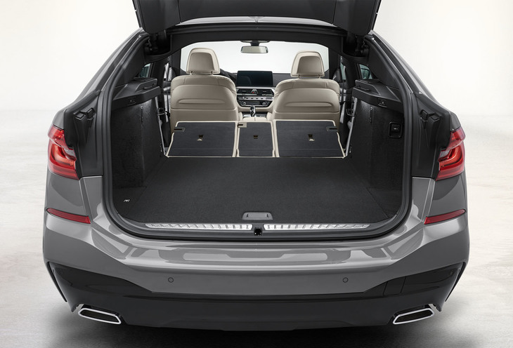 荷室容量は610～1800リッター。後席背もたれには40：20：40の分割可倒機能が備わる。