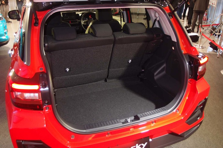 ダイハツ・ロッキーG（ラゲッジルーム）