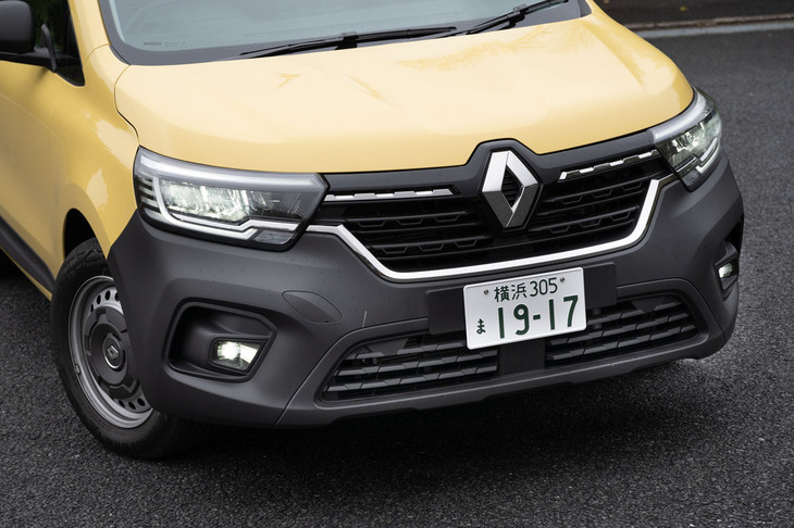 フロントマスクは今日のルノー車に共通するカッチリとしたデザインに。「ゼン」と「クレアティフ」の2グレードではバンパーが無塗装の黒となる。