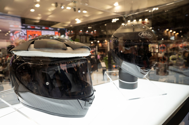 イタリアのヘルメットブランド、Airoh（アイロー）は、スウェーデンで自動車用のエアバッグとエアバッグシステムを開発するAutoliv（オートリブ）と開発中の、エアバッグ内蔵ヘルメットのコンセプトモデルを発表した。ヘルメットに内蔵したセンサーがアクシデントを検知すると、アウターシェルに内蔵したU字型のエアバッグが開くというもの。現在も研究は続いていて、市販化は未定だ。しかしAutoliv社は、すでに自転車用ヘルメットでも同システムを採用した研究を行っており、エアバッグなしのヘルメットに比べ、その優位性を十分に立証できているという。またAutoliv社は、ピアッジオ社とともにスクーターに搭載するエアバッグも共同で開発中。現在は着用型のエアバッグシステムにも手を伸ばしていて、共同開発を進められるライディングウエアブランドのパートナーを探していると話していた。